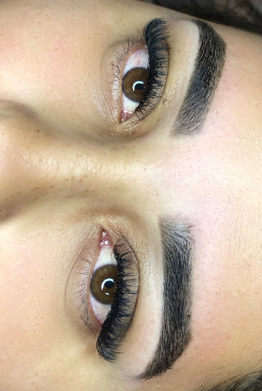 Detalhe do fio a fio de extensão de cílios feito por Laura Leanne